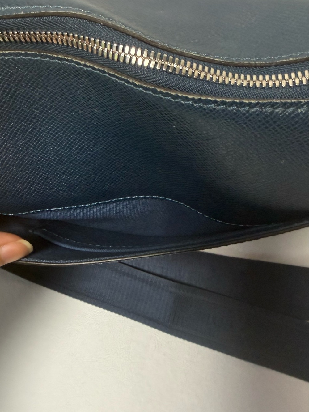 Louis Vuitton 2015 Navy Taiga Grigori Unisex Messenger Crossbody Bag - Picture 3 of 8